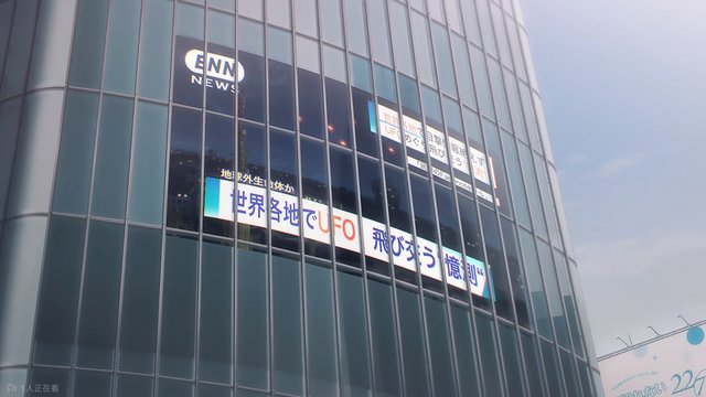 十字路口旁的弧形商业建筑
